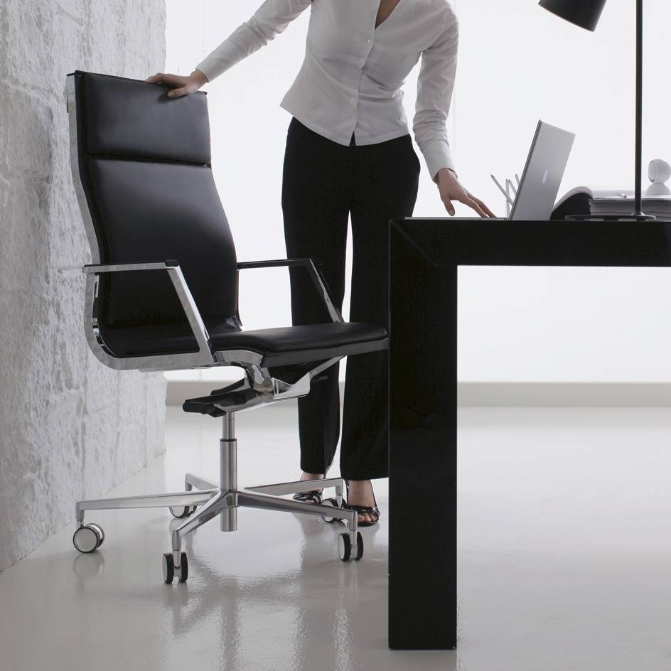 sedute_direzionali_luxy_serie_nulite_ergonomica_girevole_ufficio_schienale_alto_multiblock_braccioli_imbottita_pelle_nero.jpg